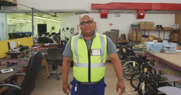 Fabrikadaki Bir Atölyede Çalışan Tekerlekli Sandalye Yapan Kameraya Doğru Yürüyen — Stok video