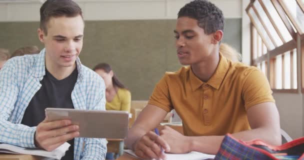 Adolescent Garçon Caucasien Adolescent Mixte Garçon Dans Une Classe École — Video