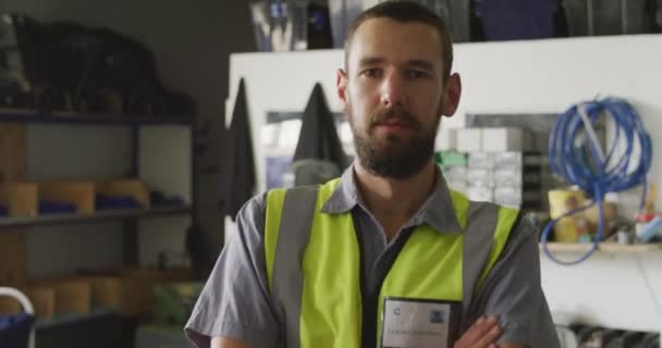 Retrato Cerca Trabajador Caucásico Taller Una Fábrica Haciendo Sillas Ruedas — Vídeos de Stock