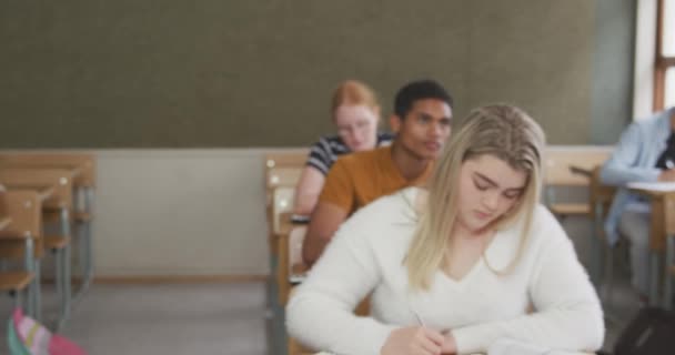 Vista Frontal Del Grupo Multiétnico Adolescentes Aula Escolar Sentados Escritorios — Vídeo de stock