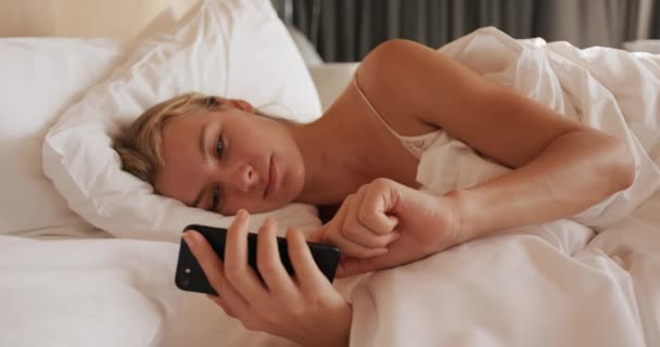 Vista Frontal Una Mujer Caucásica Disfrutando Tiempo Calidad Hotel Acostada — Vídeo de stock