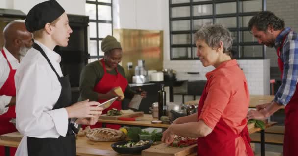 Adultos Preparando Comida Juntos Una Clase Cocina Los Diversos Estudiantes — Vídeo de stock