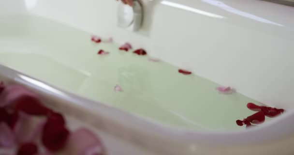 Close Leg Caucasian Woman Enjoying Quality Time Hotel Getting Bathtub — Stockvideo