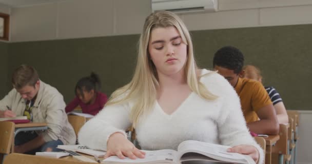 Προβολή Μιας Έφηβης Καυκάσιας Κοπέλας Σχολική Τάξη Κάθεται Ένα Γραφείο — Αρχείο Βίντεο