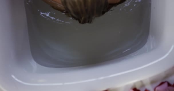 Высокий Угол Обзора Кавказской Женщины Наслаждающейся Отдыхом Отеле Лежащей Ванне — стоковое видео