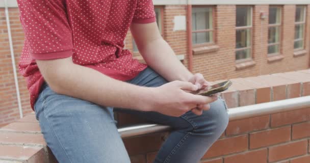 Kafkas Ergen Bir Erkek Öğrencinin Yan Görüntüsü Akıllı Telefon Kullanıyor — Stok video