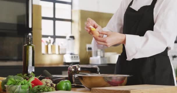 Zijaanzicht Midden Een Blanke Vrouwelijke Chef Kok Met Witte Koks — Stockvideo