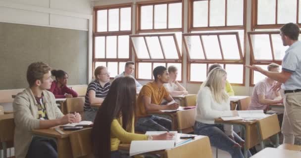 Vista Lateral Professor Sexo Masculino Caucasiano Frente Uma Classe Conversando — Vídeo de Stock