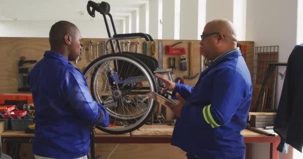 Vista Laterale Una Razza Mista Operaio Afroamericano Officina Una Fabbrica — Video Stock