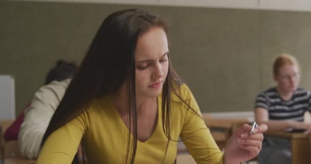 Vista Frontal Close Uma Adolescente Caucasiana Uma Sala Aula Escola — Vídeo de Stock