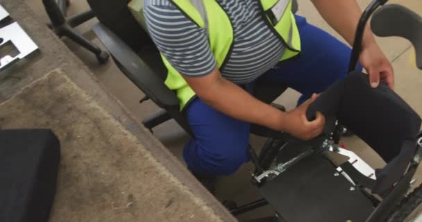 Yüksek Açılı Bir Bakış Açısıyla Fabrikada Bir Atölyede Çalışan Tekerlekli — Stok video