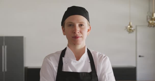 Retrato Cerca Una Chef Caucásica Vestida Con Chefs Blancos Sombrero — Vídeos de Stock