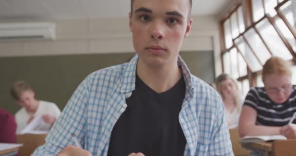 Portrét Zblízka Dospívajícího Bělocha Školní Třídě Sedícího Stolem Soustředěného Píšícího — Stock video