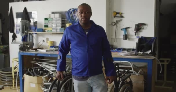 Porträt Eines Afroamerikanischen Arbeiters Einer Werkstatt Einer Fabrik Der Rollstühle — Stockvideo