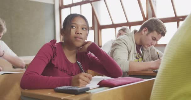 Vooraanzicht Van Een Tiener Afro Amerikaans Meisje Een Klaslokaal Zittend — Stockvideo