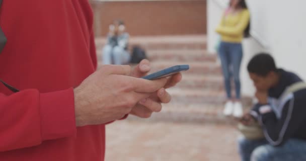 Visão Lateral Meio Seção Adolescente Caucasiano Usando Smartphone Com Seus — Vídeo de Stock