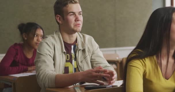 Zijaanzicht Van Een Blanke Tiener Een Klaslokaal Zittend Een Bureau — Stockvideo