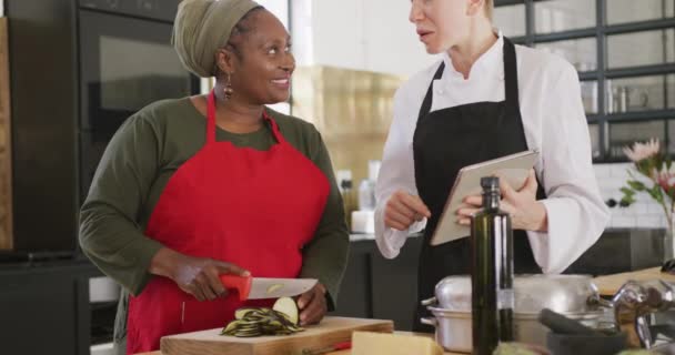 Вид Спереди Пожилую Афроамериканку Кулинарном Занятии Готовящую Еду Кухне Ресторана — стоковое видео