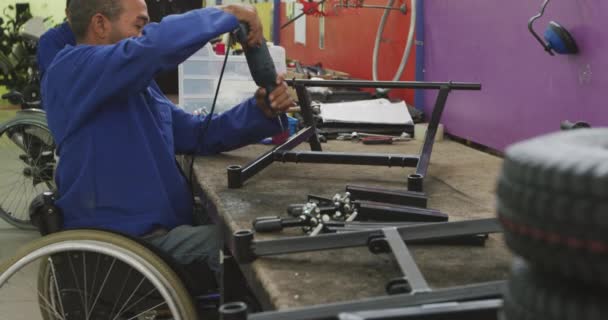 Vista Lateral Dos Trabajadores Afroamericanos Taller Una Fábrica Que Fabrica — Vídeos de Stock