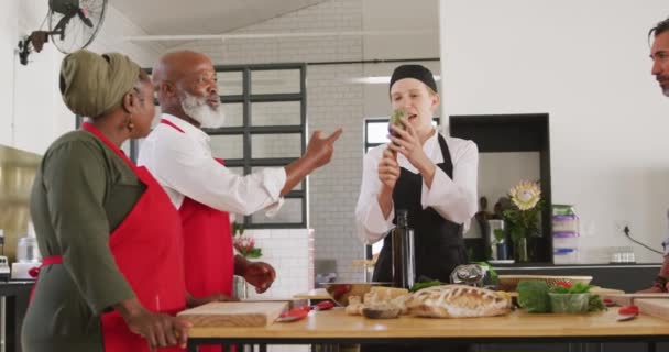 Мультиетнічна Група Старших Дорослих Кулінарному Класі Різні Дорослі Студенти Обговорюють — стокове відео