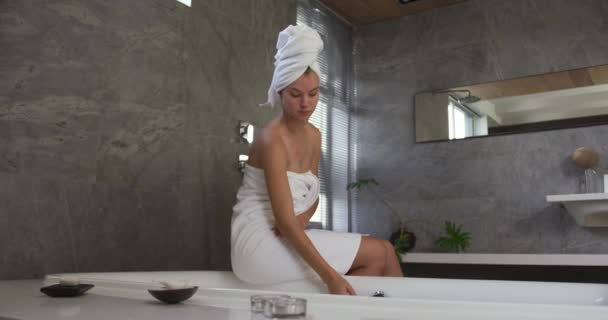 Vista Frontal Uma Mulher Caucasiana Desfrutando Tempo Qualidade Hotel Sentado — Vídeo de Stock