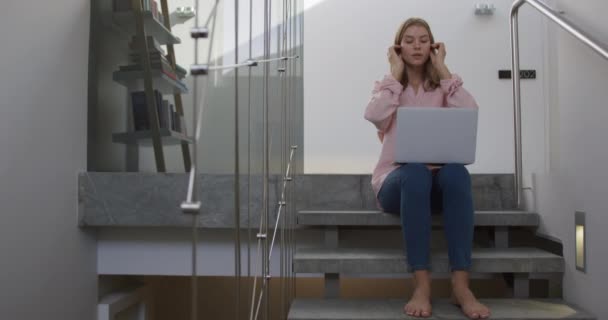 Front View Caucasian Woman Enjoying Quality Time Hotel Sitting Stairs — 비디오