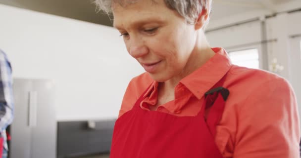 Retrato Cerca Una Mujer Mayor Del Cáucaso Preparando Comida Durante — Vídeos de Stock