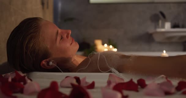 Side View Caucasian Woman Enjoying Quality Time Hotel Lying Bathtub — ストック動画