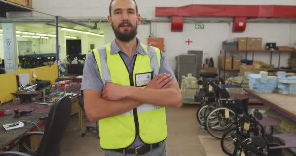 Retrato Trabajador Caucásico Taller Una Fábrica Haciendo Sillas Ruedas Caminando — Vídeo de stock