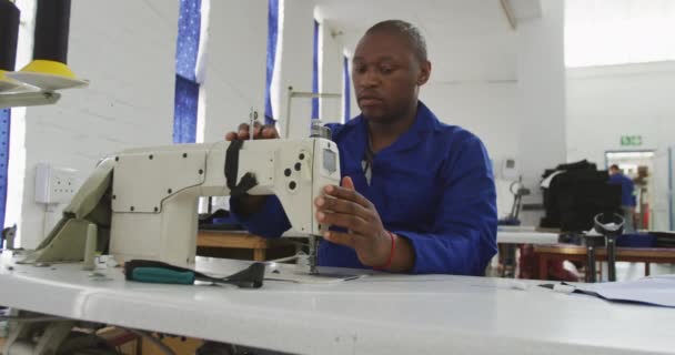 Vista Frontal Trabajador Afroamericano Taller Una Fábrica Haciendo Sillas Ruedas — Vídeo de stock