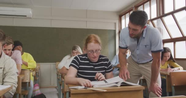 Vista Frontal Maestro Escuela Masculino Caucásico Pie Hablando Con Una — Vídeos de Stock