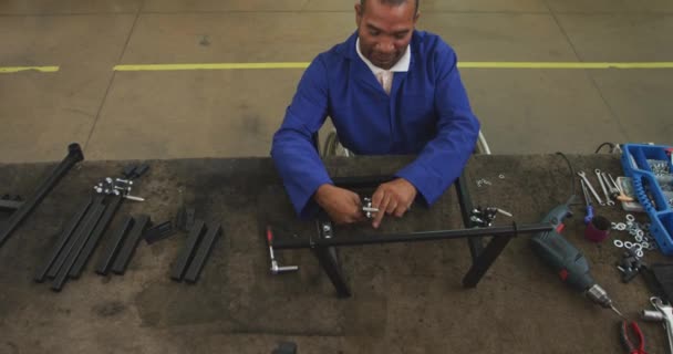 Висококутний Вид Афроамериканського Робітника Майстерні Фабриці Який Виготовляє Інвалідні Візки — стокове відео