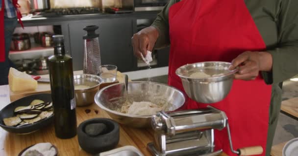 Vista Frontal Cerca Una Alta Mujer Afroamericana Que Prepara Comida — Vídeos de Stock