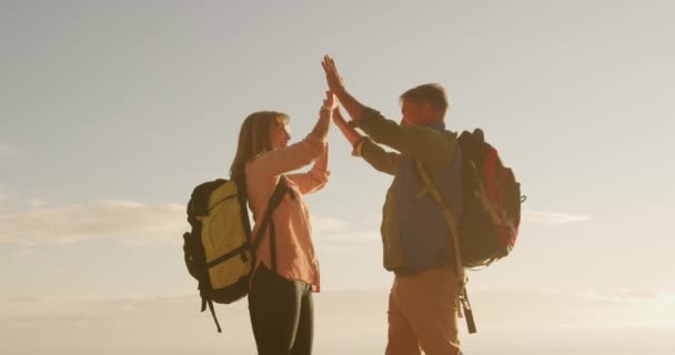 ハイキング ハイキング スローモーションでお互いを受け入れながら 自然の中で一緒に時間を楽しむシニア白人のカップルの側のビュー — ストック動画