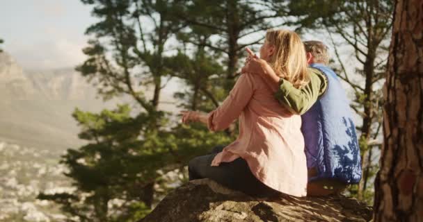 Vista Trasera Una Pareja Ancianos Caucásicos Disfrutando Del Tiempo Naturaleza — Vídeo de stock