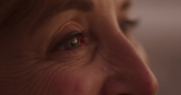 Seitliche Nahaufnahme Einer Älteren Kaukasischen Frau Die Die Zeit Der — Stockvideo