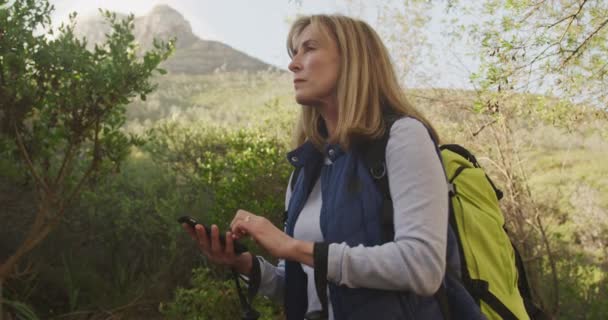 Vista Lateral Uma Mulher Caucasiana Sênior Desfrutando Tempo Natureza Andando — Vídeo de Stock