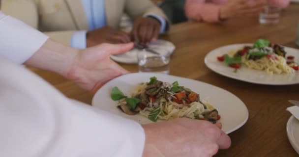 Vista Lateral Cerca Las Manos Una Cocinera Caucásica Una Clase — Vídeos de Stock