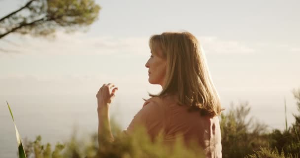 Vista Lateral Una Mujer Caucásica Mayor Disfrutando Del Tiempo Naturaleza — Vídeo de stock