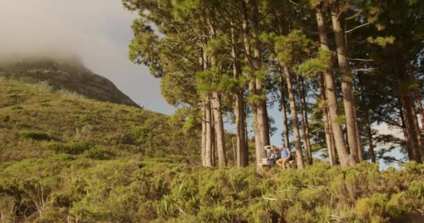 Vista Lateral Casal Caucasiano Sênior Desfrutando Tempo Natureza Juntos Descansando — Vídeo de Stock