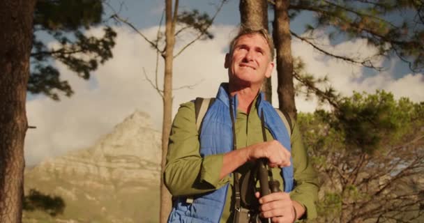 Vista Frontal Homem Caucasiano Sênior Desfrutando Tempo Natureza Floresta Durante — Vídeo de Stock