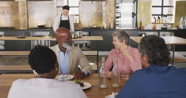 Высокий Угол Обзора Многонациональной Группы Пожилых Людей Кулинарном Классе Сидящих — стоковое видео