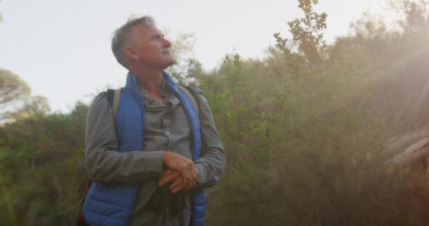 Vista Frontal Homem Caucasiano Sênior Desfrutando Tempo Natureza Floresta Durante — Vídeo de Stock