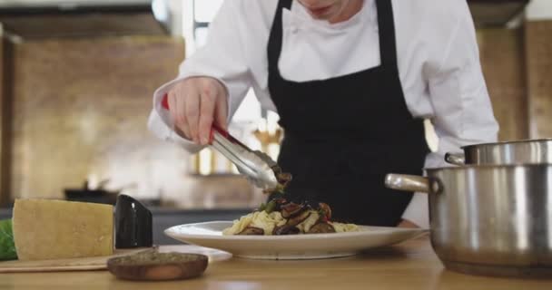 Vooraanzicht Close Van Een Blanke Vrouwelijke Chef Kok Tijdens Een — Stockvideo