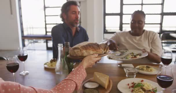 식탁에 카프카스 아프리카 부엌에서 요리를 음식에 대하여 이야기하고 대접하는 동작으로 — 비디오