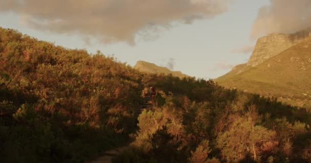 Vue Arrière Couple Personnes Âgées Caucasiennes Profitant Temps Dans Nature — Video