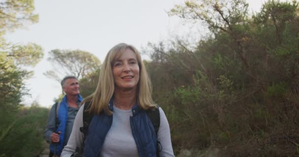 Vista Frontal Perto Casal Caucasiano Sênior Desfrutando Tempo Natureza Juntos — Vídeo de Stock