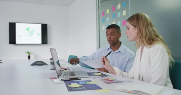 Vista Frontale Uomo Razza Mista Una Donna Caucasica Che Lavorano — Video Stock