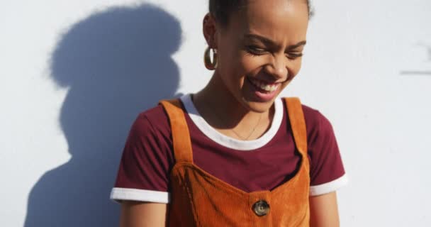 Vue Face Une Femme Métissée Jouissant Temps Libre Dans Une — Video