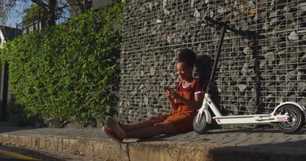 Вид Збоку Змішаної Раси Жінка Насолоджується Вільним Часом Вулиці Сонячний — стокове відео